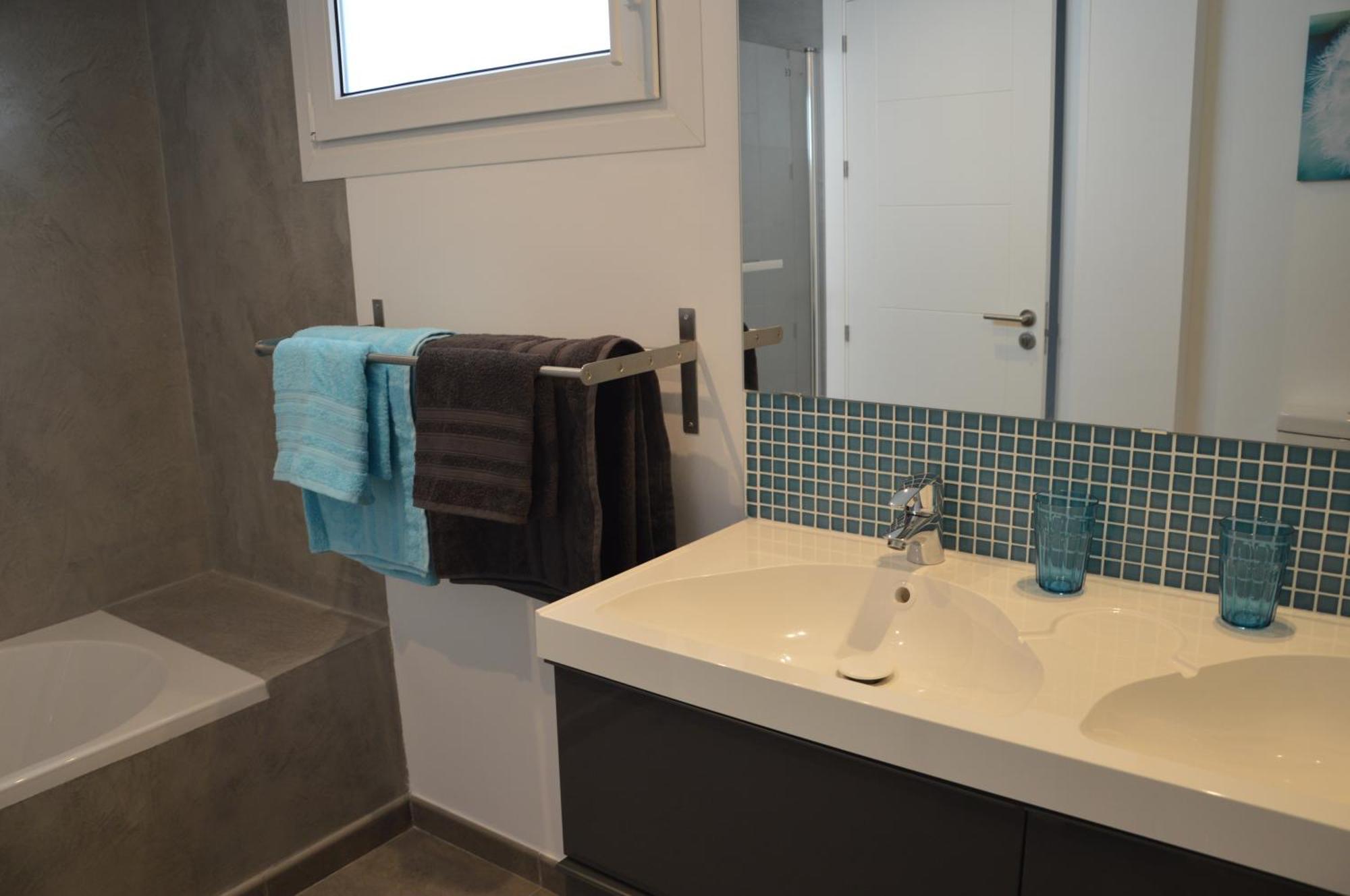 Apartment 3 Bedroom Frontline Beach, Centre *