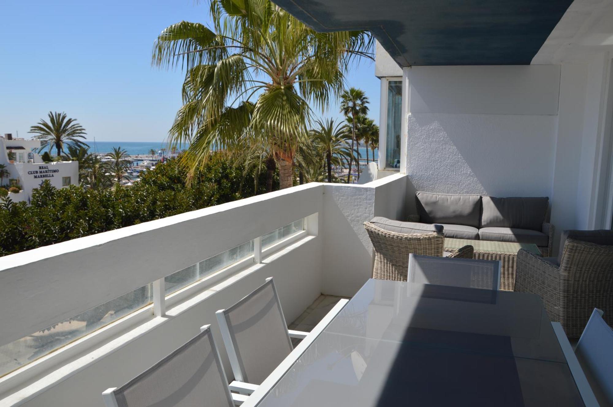 Apartment 3 Bedroom Frontline Beach, Centre *